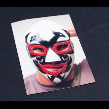 他の写真3: ドスカラス Jr. 本人使用済 直筆サイン入り 試合用マスク (着用写真付き)