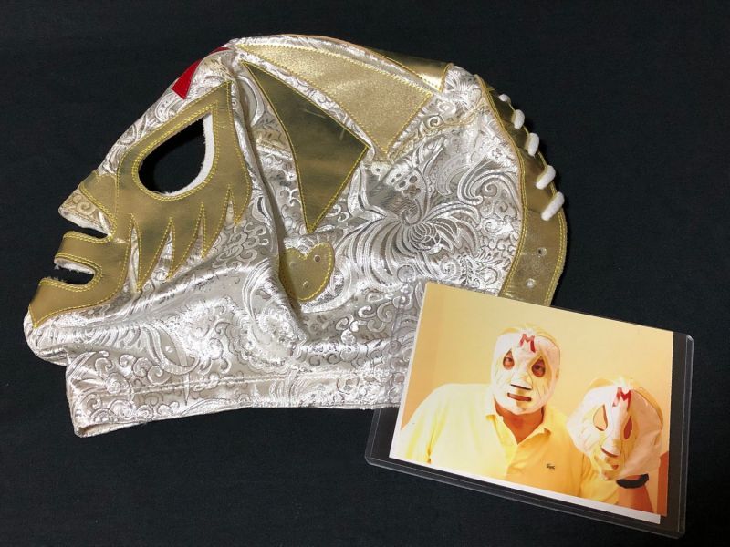 画像1: ミル・マスカラス トレード ブシオ製 高級感溢れる特殊生地 マスク着用本人写真付き 直筆サイン入り 試合用マスク (1)
